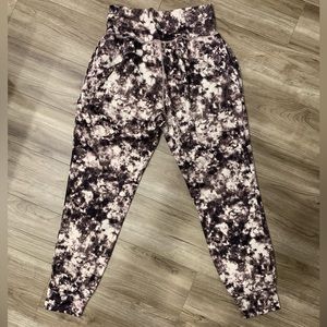 Athleta Salutation Printed Jogger in Floral Tie Die Size Small